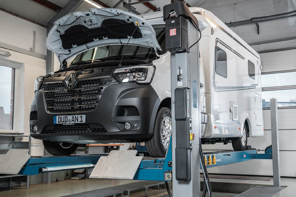 Wohnwagen auf einer Hebebühne in einer Werkstatt